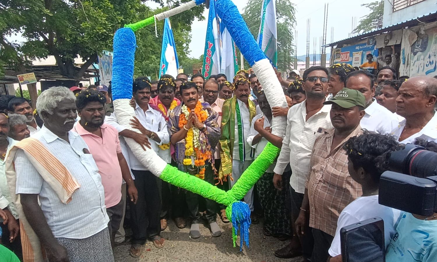 Komarolu: కొమరోలు మండలంలో 'ఇంటింటికి కామూరి కుటుంబ