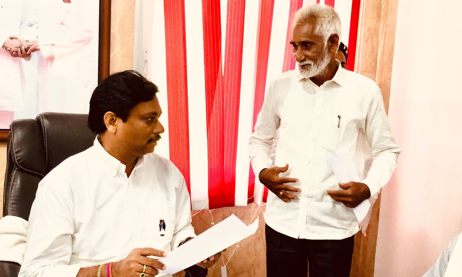 Anakapalli: జనసేన కార్యాలయంలో ప్రజల నుంచి వినతులు 