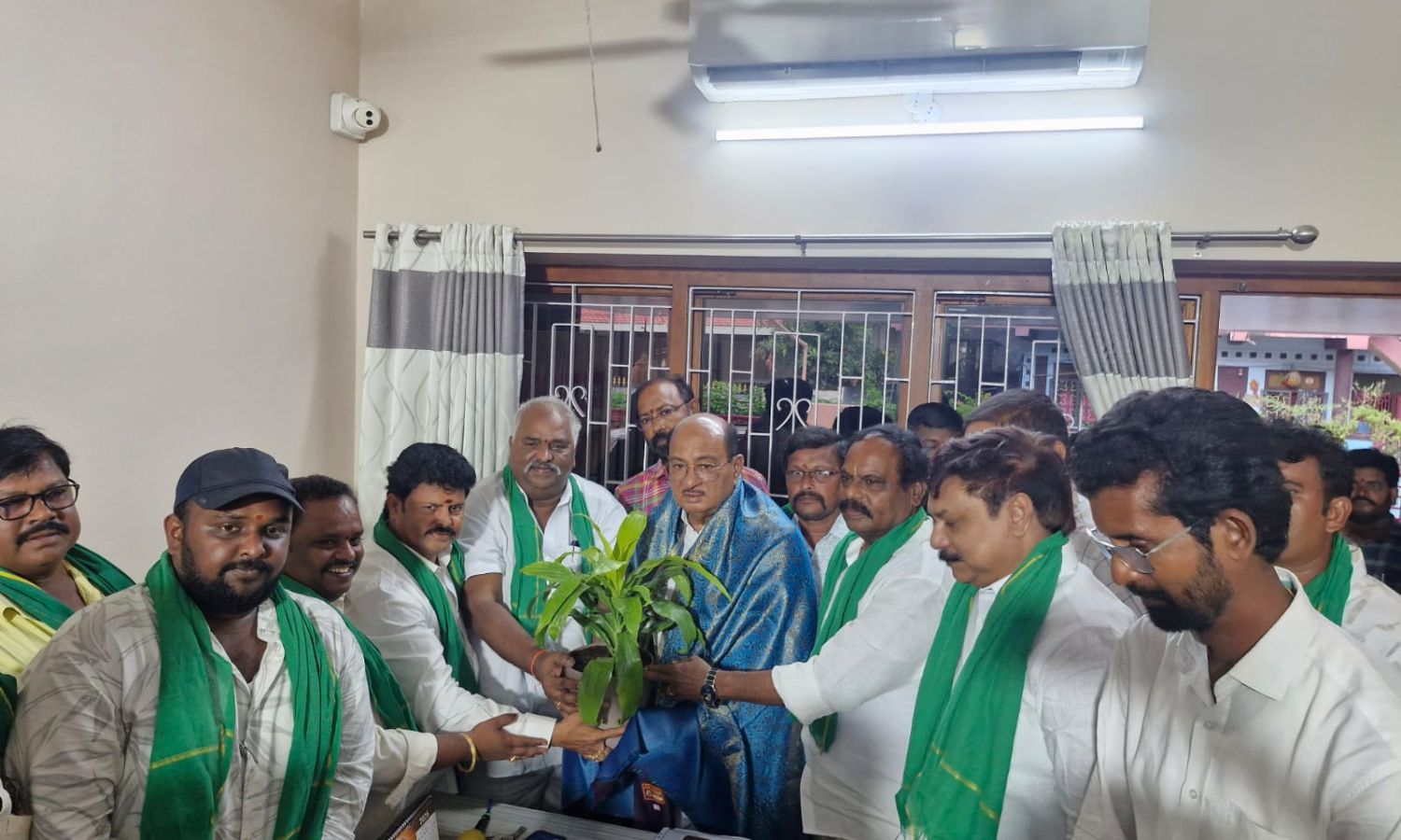 Kadiyam: కడియపులంకలో బీటీ రోడ్డుకు బదులు సీసీ రోడ్