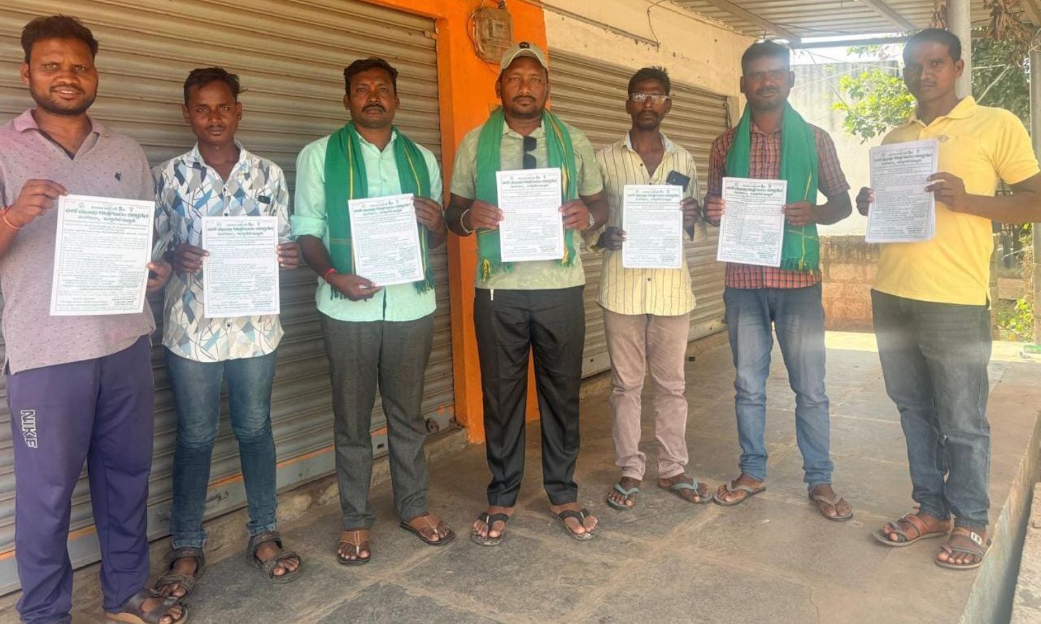 Bayyaram: బయ్యారంలో చలో కలెక్టరేట్ మహాధర్నా కరపత్ర