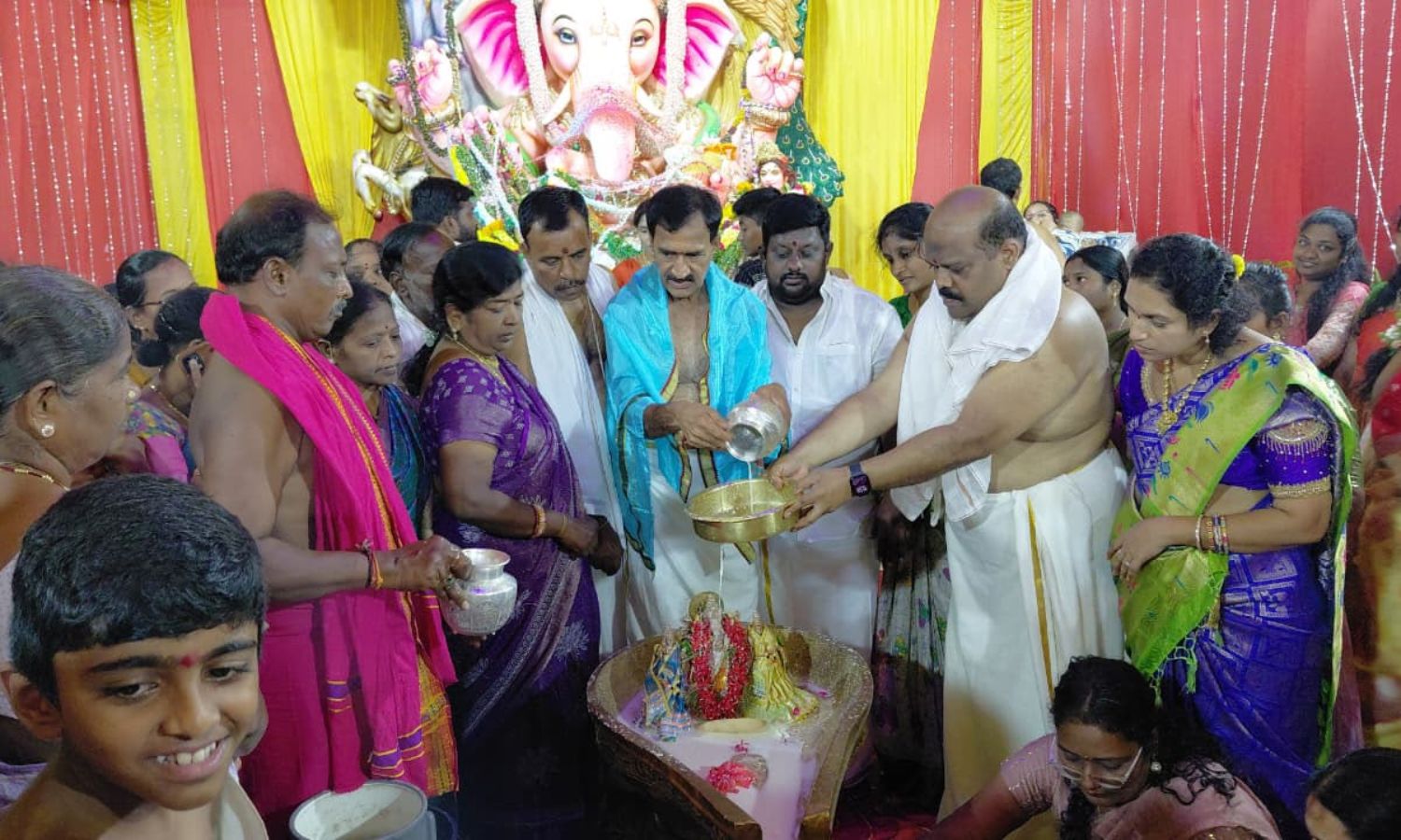 Gajwel: భారత్ నగర్‌లో వైభవంగా 108 లీటర్ల పాలతో గణప