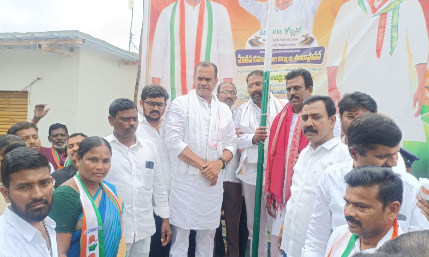 Devarakadra: గుడిబండలో కాంగ్రెస్ జెండా ఆవిష్కరణ: మ