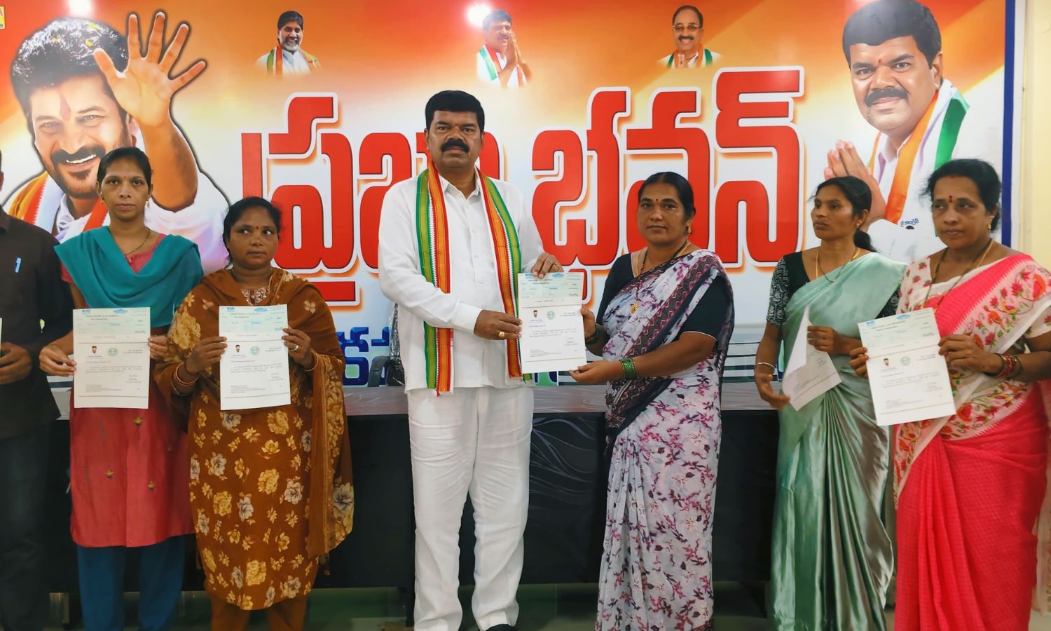 Kothagudem: మణుగూరులో రూ.6.80 లక్షల CMRF చెక్కుల ప