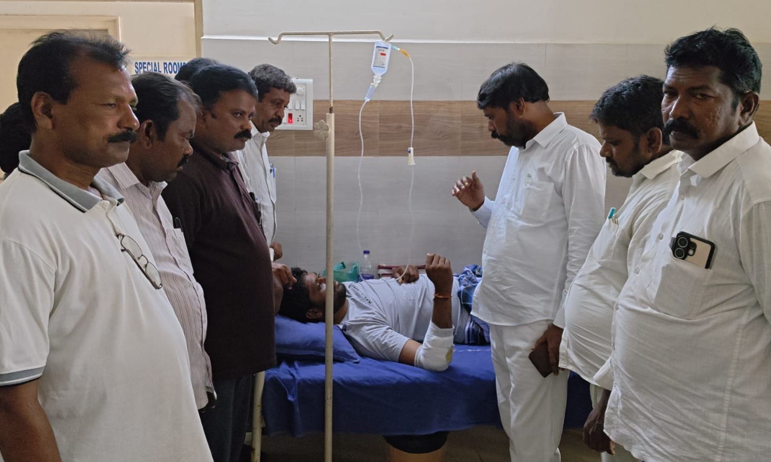 Atmakur: వీఆర్వో రోడ్డు ప్రమాదంపై పోలీసుల తీరును ఖ