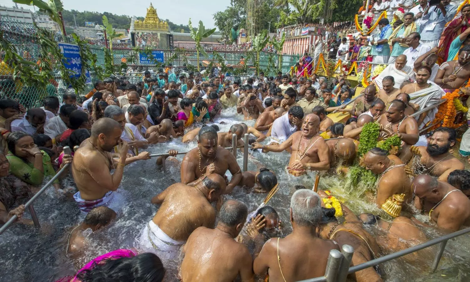 Tirumala Chakra Snanam: శ్రీవారి బ్రహ్మోత్సవాల్లో పుష్కరిణి విశిష్టత...చక్రస్నానం ప్రాముఖ్యత ఏమిటో తెలుసా? Tirumala Chakra Snanam: శ్రీవారి బ్రహ్మోత్సవాల్లో పుష్కరిణి విశిష్టత...చక్రస్నానం ప్రాముఖ్యత ఏమిటో తెలుసా?