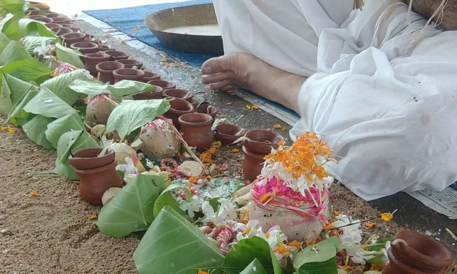 Pitru Pakshalu: పితృపక్షాల్లో మహాభరణి శ్రాద్ధం ప్రాముఖ్యత.... ఇంటి నుంచే గయ వెళ్లిన పుణ్యఫలం పొందాలంటే Pitru Pakshalu: పితృపక్షాల్లో మహాభరణి శ్రాద్ధం ప్రాముఖ్యత.... ఇంటి నుంచే గయ వెళ్లిన పుణ్యఫలం పొందాలంటే