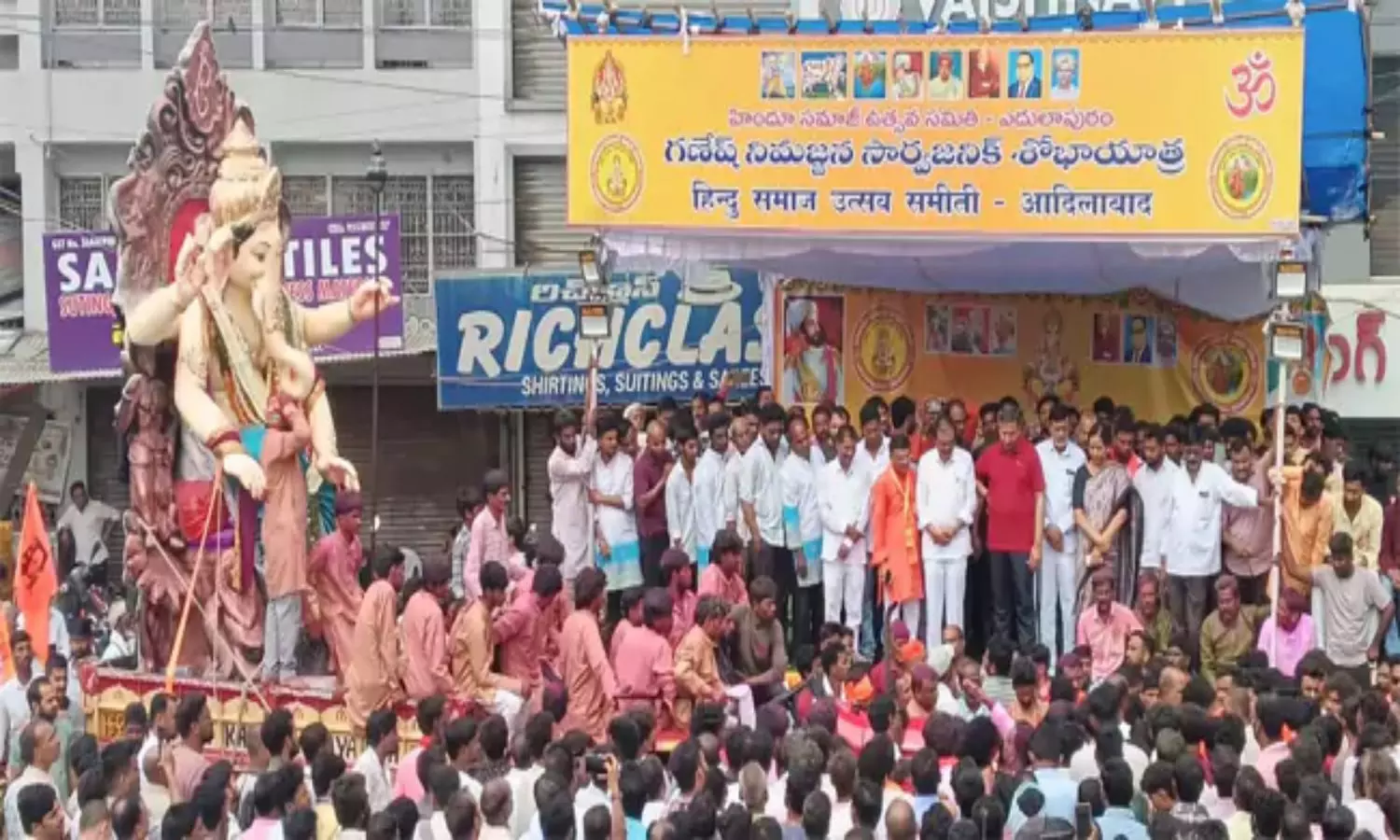 Adilabad: ఆదిలాబాద్‌లో ఉద్రిక్తత.. ఎస్పీ తీరును నిరసిస్తూ నిలిచిపోయిన గణేశ్ నిమజ్జన శోభాయాత్ర!