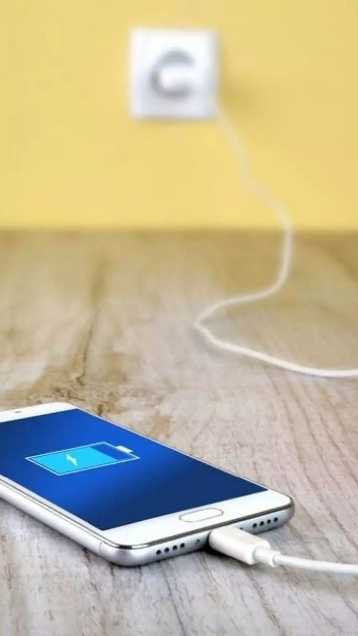 Phone Charging: ఫోన్ ఛార్జింగ్ పెట్టినప్పుడు వేడెక్కుతోందా.? ఇలా చేయండి. Phone Charging: ఫోన్ ఛార్జింగ్ పెట్టినప్పుడు వేడెక్కుతోందా.? ఇలా చేయండి.