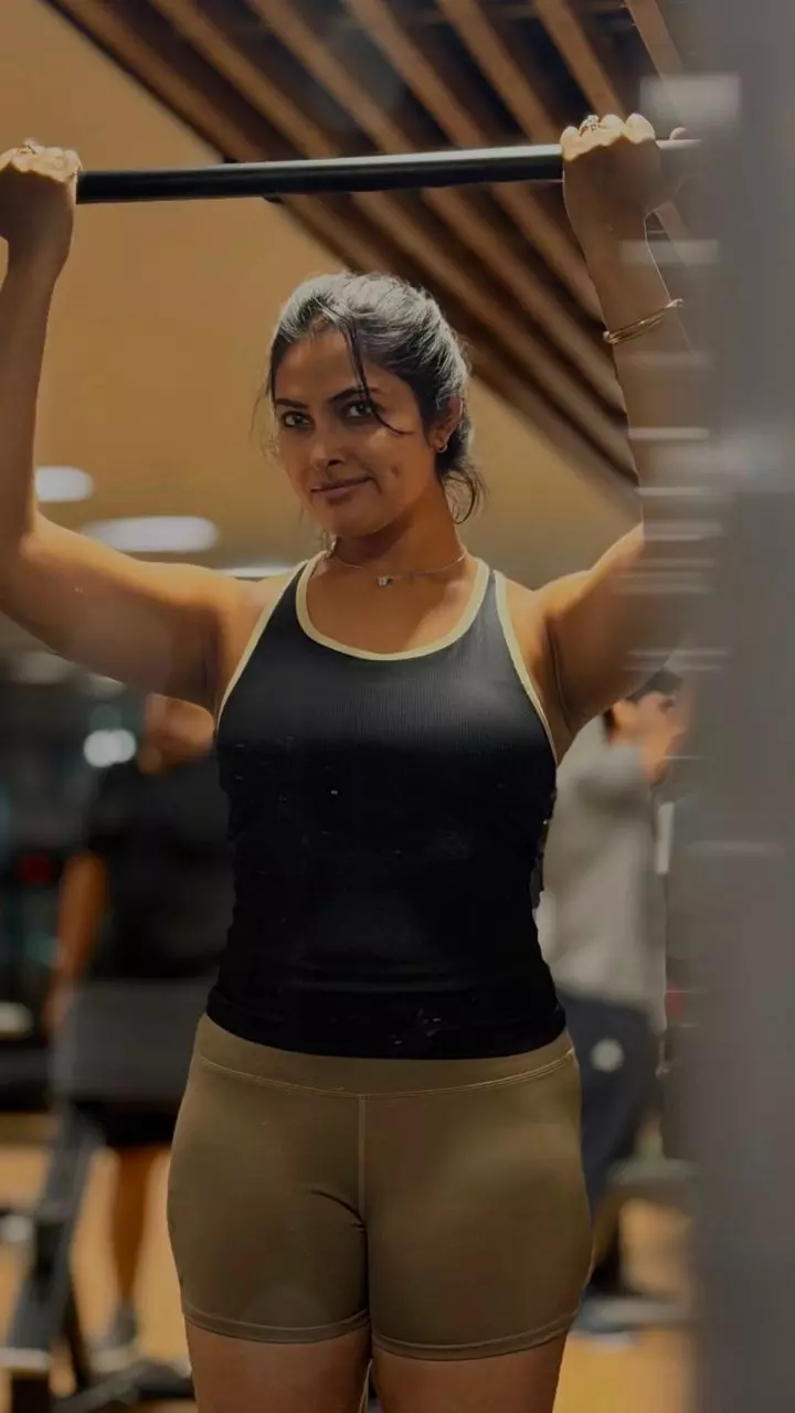 Divi Vadthya: జిమ్ నువ్వు చేస్తుంటే.. చెమటలు మాకు పడుతున్నాయ్ ఏంటి..!