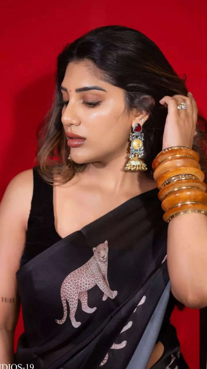 Supreetha: సుప్రీత గ్లామర్ ట్రీట్.. బ్లాక్ శారీలో కవ్విస్తున్న హాట్ బ్యూటీ! Supreetha: సుప్రీత గ్లామర్ ట్రీట్.. బ్లాక్ శారీలో కవ్విస్తున్న హాట్ బ్యూటీ!