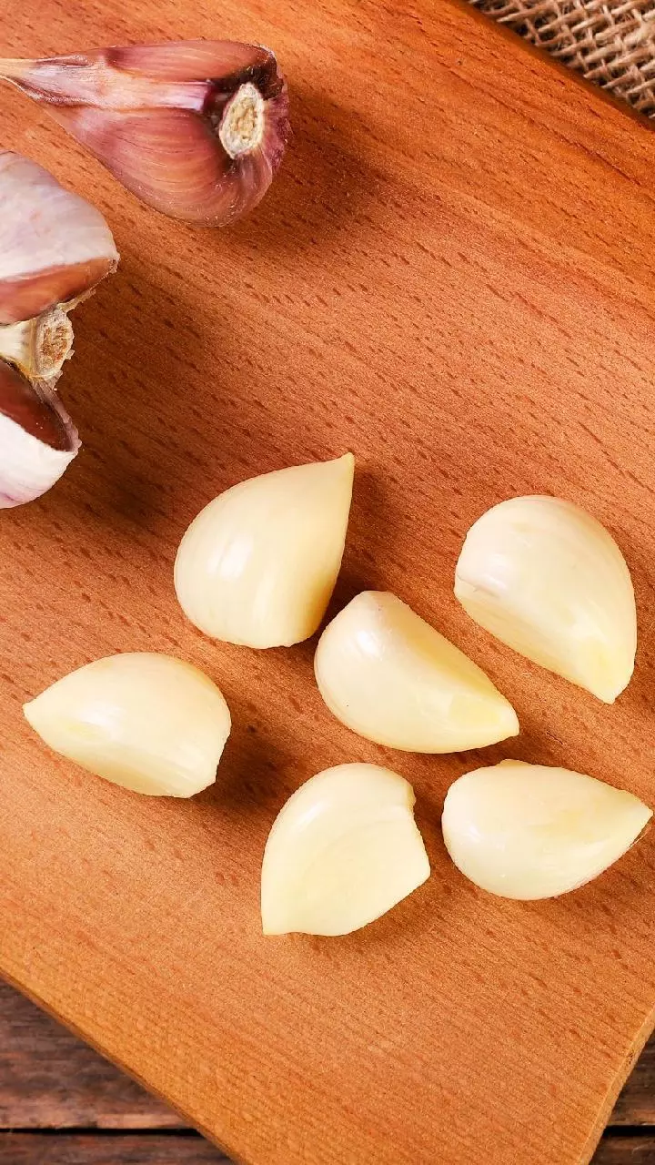 Garlic: వెల్లుల్లి వాసన పీల్చితే గురక తగ్గుతుందా? వైద్యులు ఏం చెబుతున్నారంటే ? Garlic: వెల్లుల్లి వాసన పీల్చితే గురక తగ్గుతుందా? వైద్యులు ఏం చెబుతున్నారంటే ?