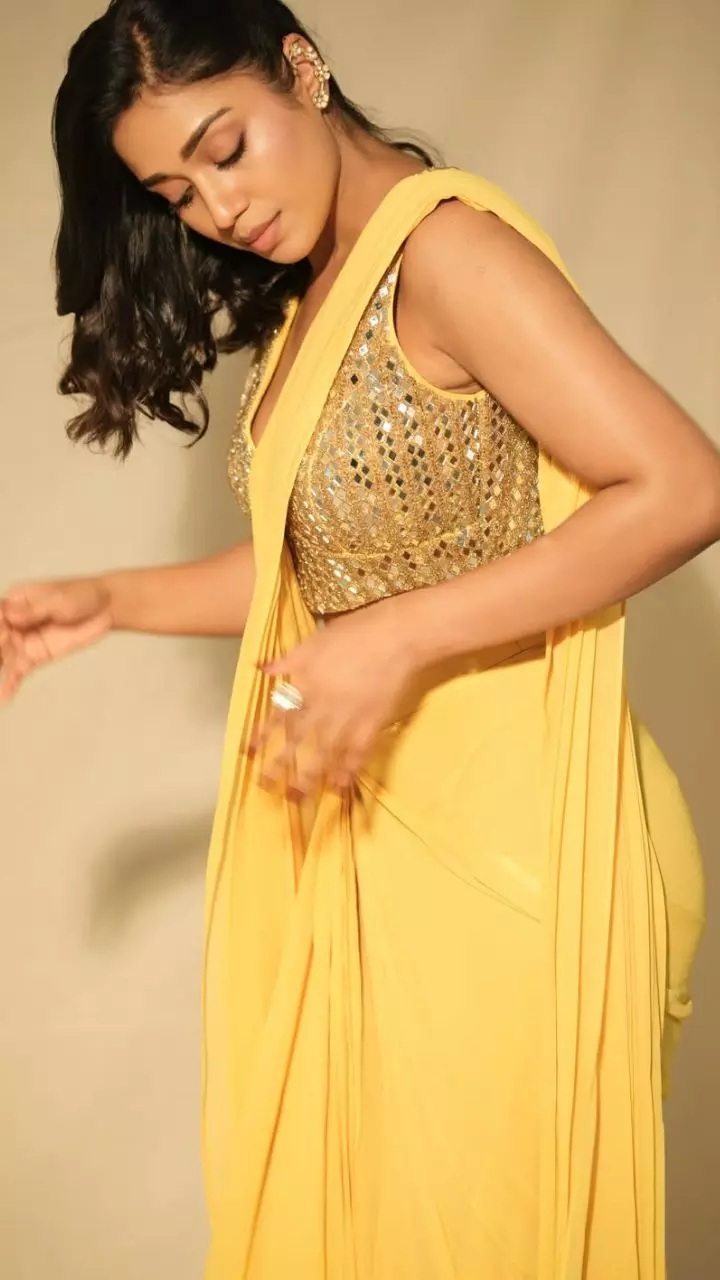 Nivetha Pethuraj: స్లీవ్‌లెస్ బ్లౌజ్‌తో మత్తెక్కిస్తున్న నివేతా!