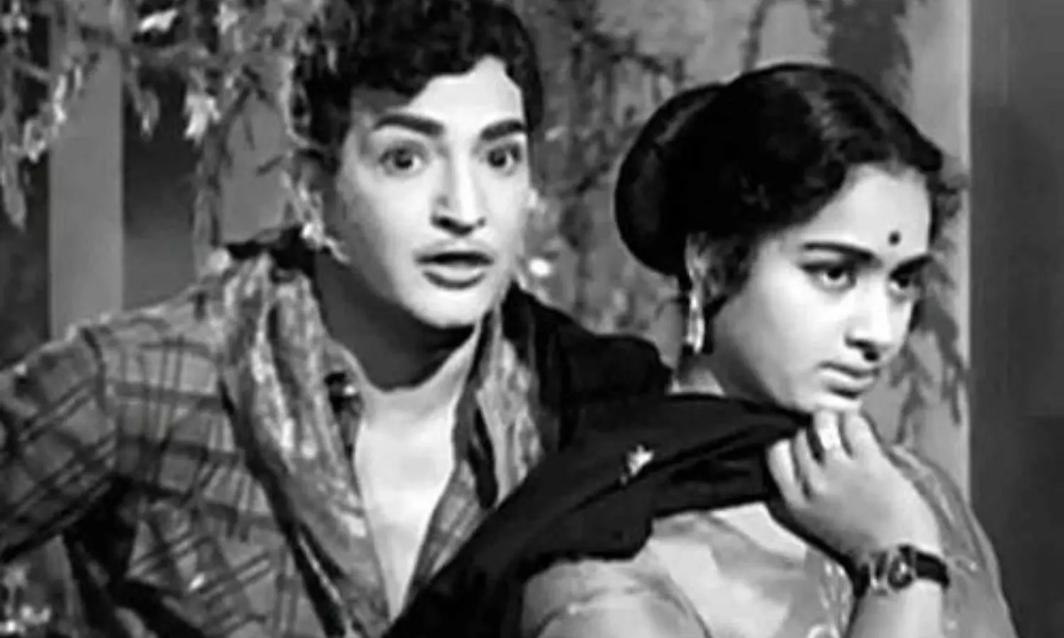 NTR Bhale Thammudu: ఎన్టీఆర్ని ఆకర్షించిన చైనాటౌన్... కట్చేస్తే భలే తమ్ముడిగా రిలీజ్ NTR Bhale Thammudu: ఎన్టీఆర్ని ఆకర్షించిన చైనాటౌన్... కట్చేస్తే భలే తమ్ముడిగా రిలీజ్