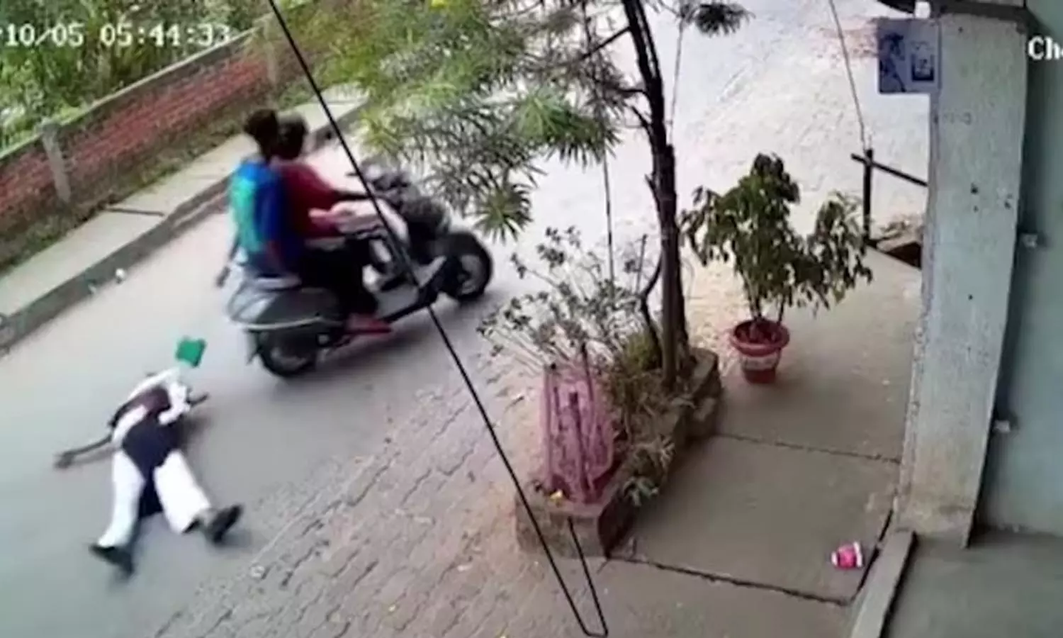 Viral : బ్యాగ్ కోసం ప్రాణాలకే తెగించిన మహిళ.. చివరికి ఏం జరిగిందంటే.? Viral : బ్యాగ్ కోసం ప్రాణాలకే తెగించిన మహిళ.. చివరికి ఏం జరిగిందంటే.?