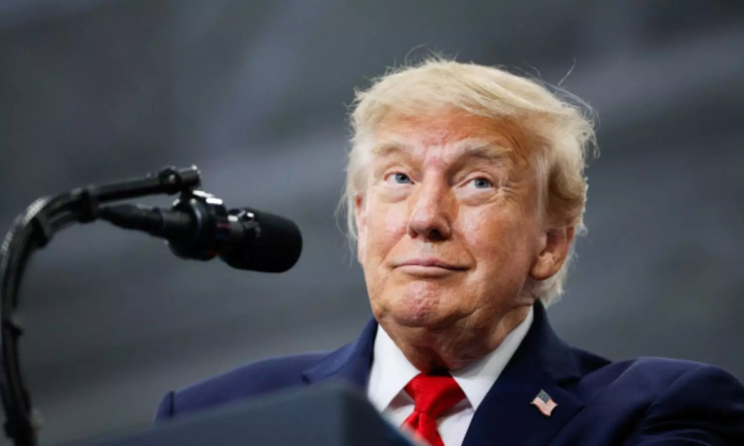 Trump: జెలెస్కీని టార్గెట్ చేస్తున్న ట్రంప్... రష్యాపై మమకారం ఎందుకో? Trump: జెలెస్కీని టార్గెట్ చేస్తున్న ట్రంప్... రష్యాపై మమకారం ఎందుకో?