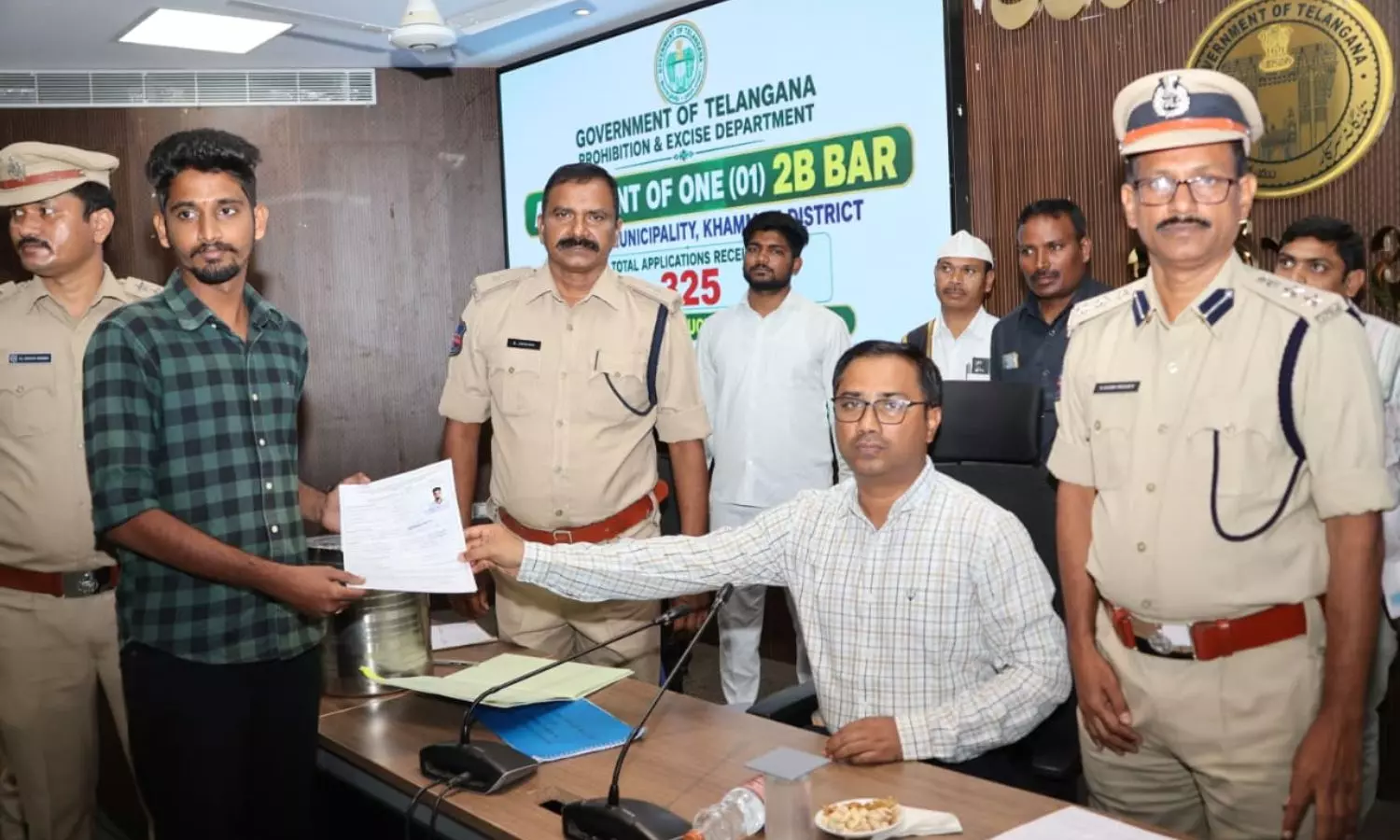Khammam: కల్లూరు మున్సిపాలిటీ 2బి బార్ కేటాయింపు లాటరీ పూర్తి పారదర్శకం!