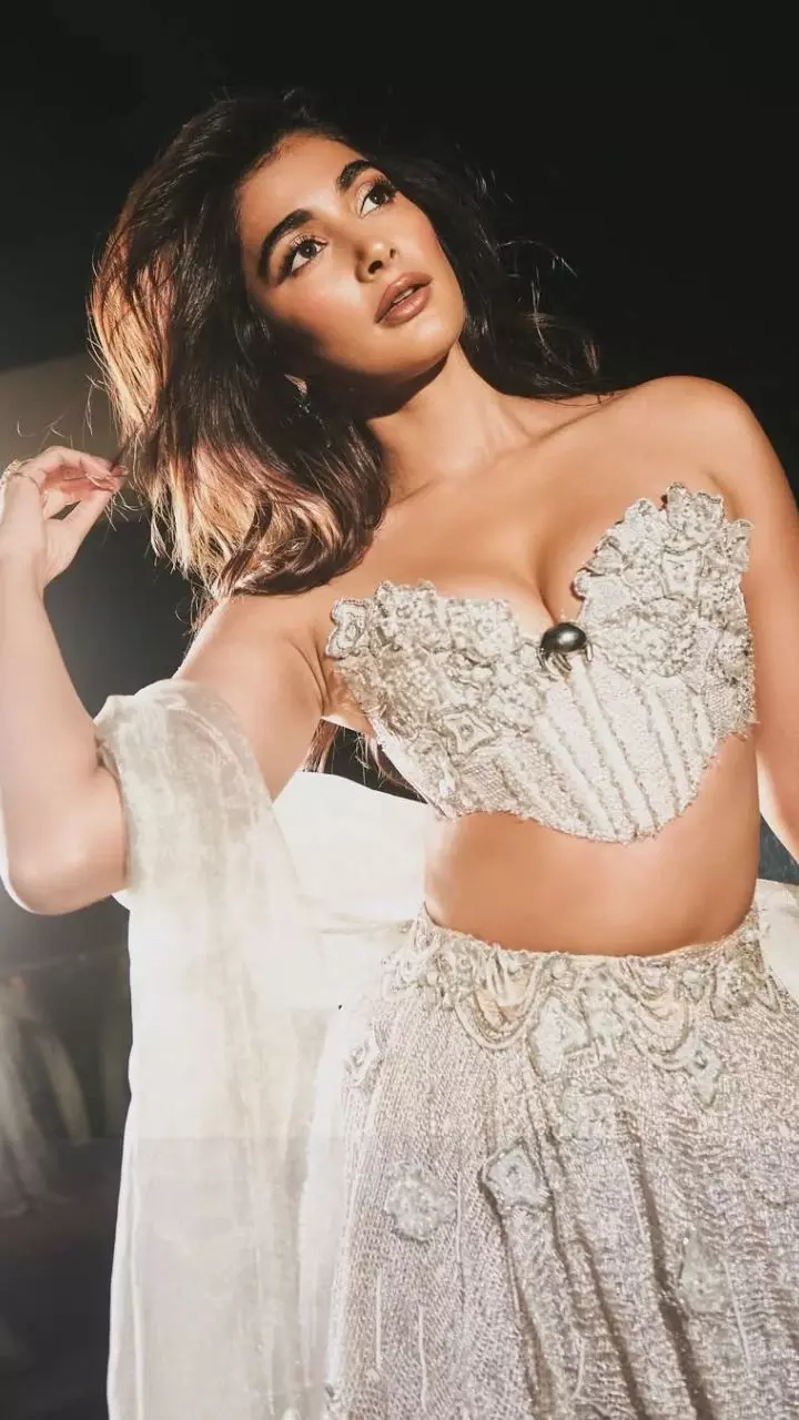 Pooja Hegde: కుర్రకారుకు పిచ్చెక్కిస్తున్న బుట్టబొమ్మ అందాలు..! Pooja Hegde: కుర్రకారుకు పిచ్చెక్కిస్తున్న బుట్టబొమ్మ అందాలు..!