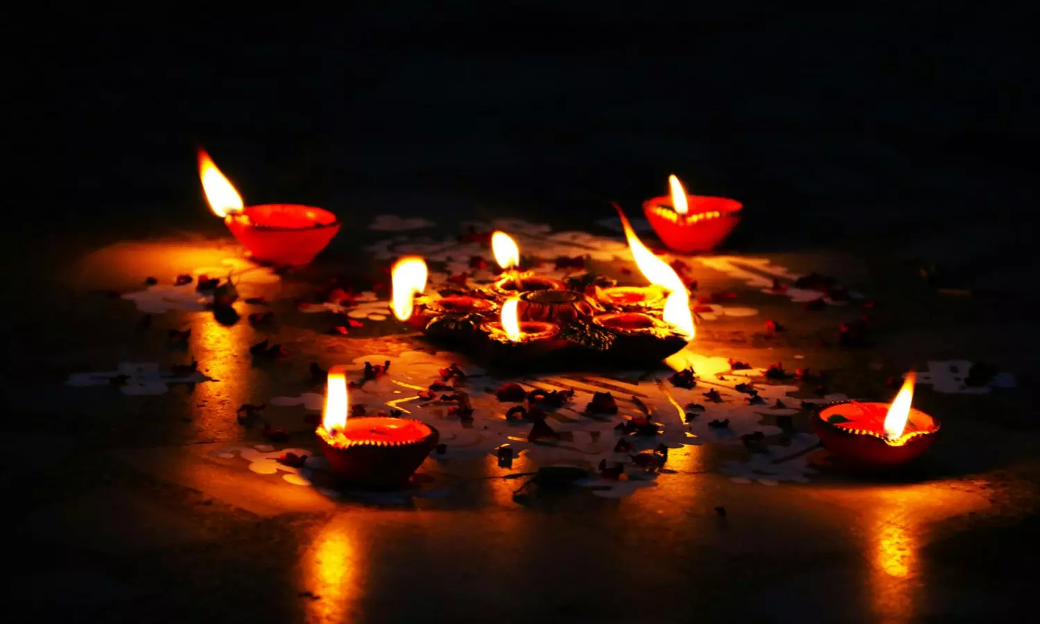 Ashtami and Navami: అష్టమి-నవమి రోజున ఈ ఐదు చోట్ల దీపాలు వెలిగించాలి...ఎందుకో తెలుసా? Ashtami and Navami: అష్టమి-నవమి రోజున ఈ ఐదు చోట్ల దీపాలు వెలిగించాలి...ఎందుకో తెలుసా?