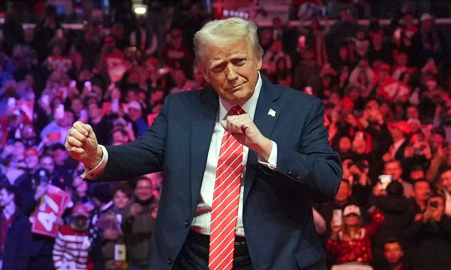 Trump Viral Dance: పాపం ట్రంప్కి ఎన్ని కష్టాలు...గెలుపుకోసం డ్యాన్స్కూడా చేస్తున్నాడు Trump Viral Dance: పాపం ట్రంప్కి ఎన్ని కష్టాలు...గెలుపుకోసం డ్యాన్స్కూడా చేస్తున్నాడు