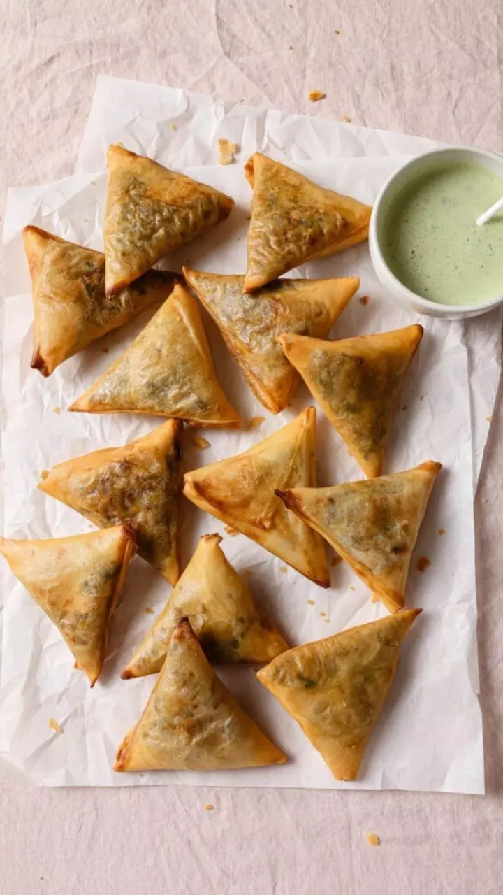 Samosa: ఇంట్లోనే వేడివేడిగా సమోసాలు చేయండిలా... బేకరీ స్టైల్ రుచి పక్కా.! Samosa: ఇంట్లోనే వేడివేడిగా సమోసాలు చేయండిలా... బేకరీ స్టైల్ రుచి పక్కా.!