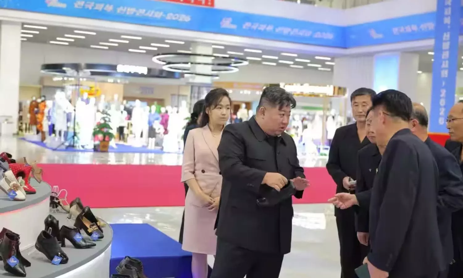 Kim Jong Un Health Rumors: కనిపించకుంటే చంపేస్తారా? ప్రపంచం దుమ్ము దులిపేస్తున్న కిమ్ Kim Jong Un Health Rumors: కనిపించకుంటే చంపేస్తారా? ప్రపంచం దుమ్ము దులిపేస్తున్న కిమ్