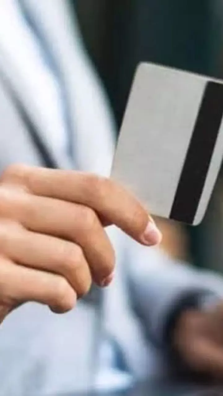 Credit Card: క్రెడిట్ కార్డు వాడకుండా పక్కన పెడుతున్నారా.? Credit Card: క్రెడిట్ కార్డు వాడకుండా పక్కన పెడుతున్నారా.?