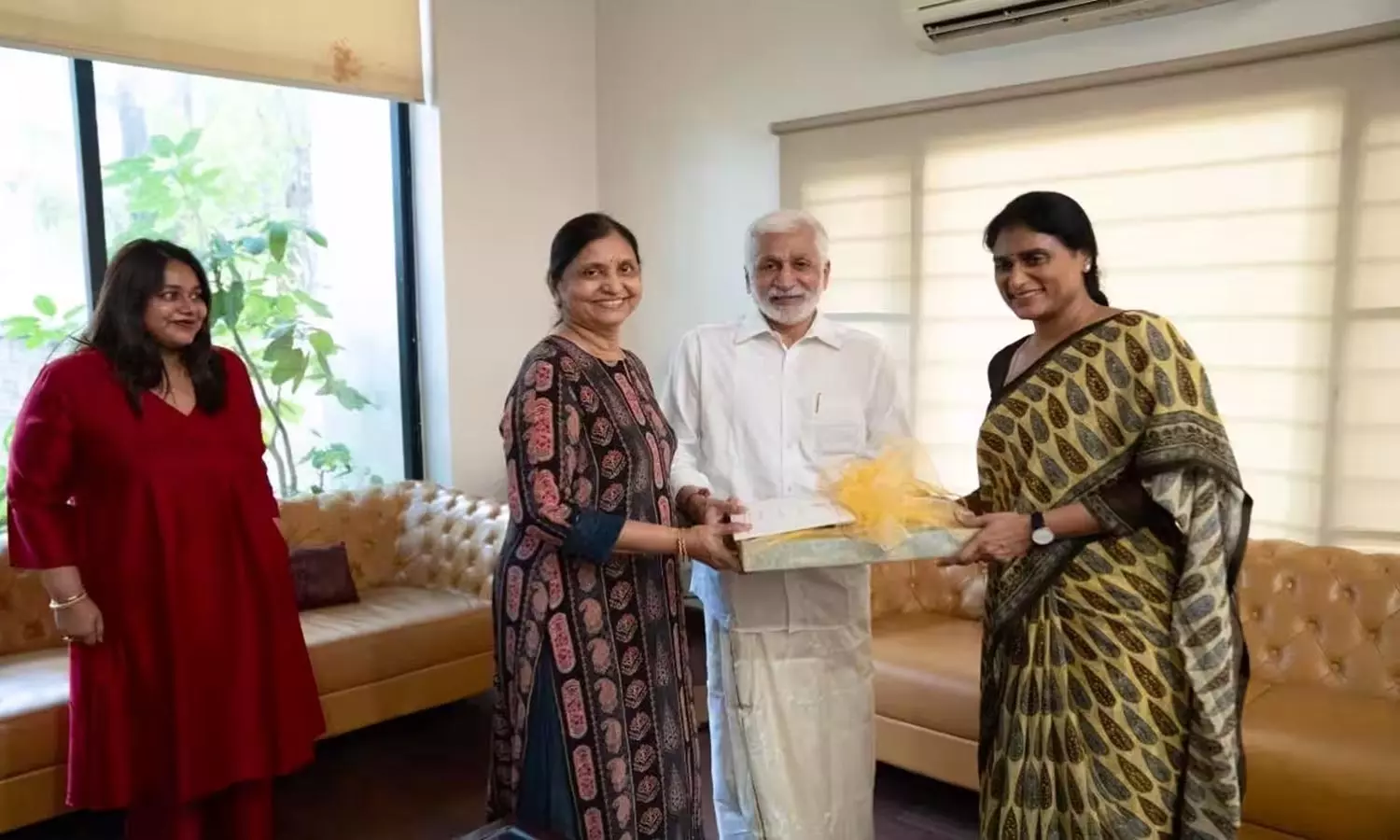 విజయసాయి రెడ్డిని కలిసిన వైఎస్ షర్మిల.. భేటీ వెనుక రాజకీయ చర్చ