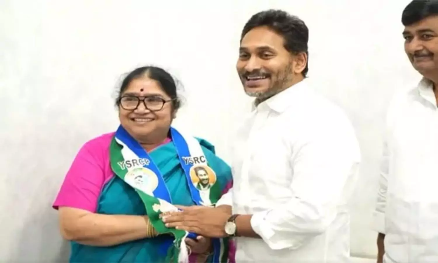 టీడీపీకి షాక్: వైసీపీలోకి శ్రీకాకుళం మాజీ ఎమ్మెల్యే గుండ లక్ష్మీదేవి! టీడీపీకి షాక్: వైసీపీలోకి శ్రీకాకుళం మాజీ ఎమ్మెల్యే గుండ లక్ష్మీదేవి!