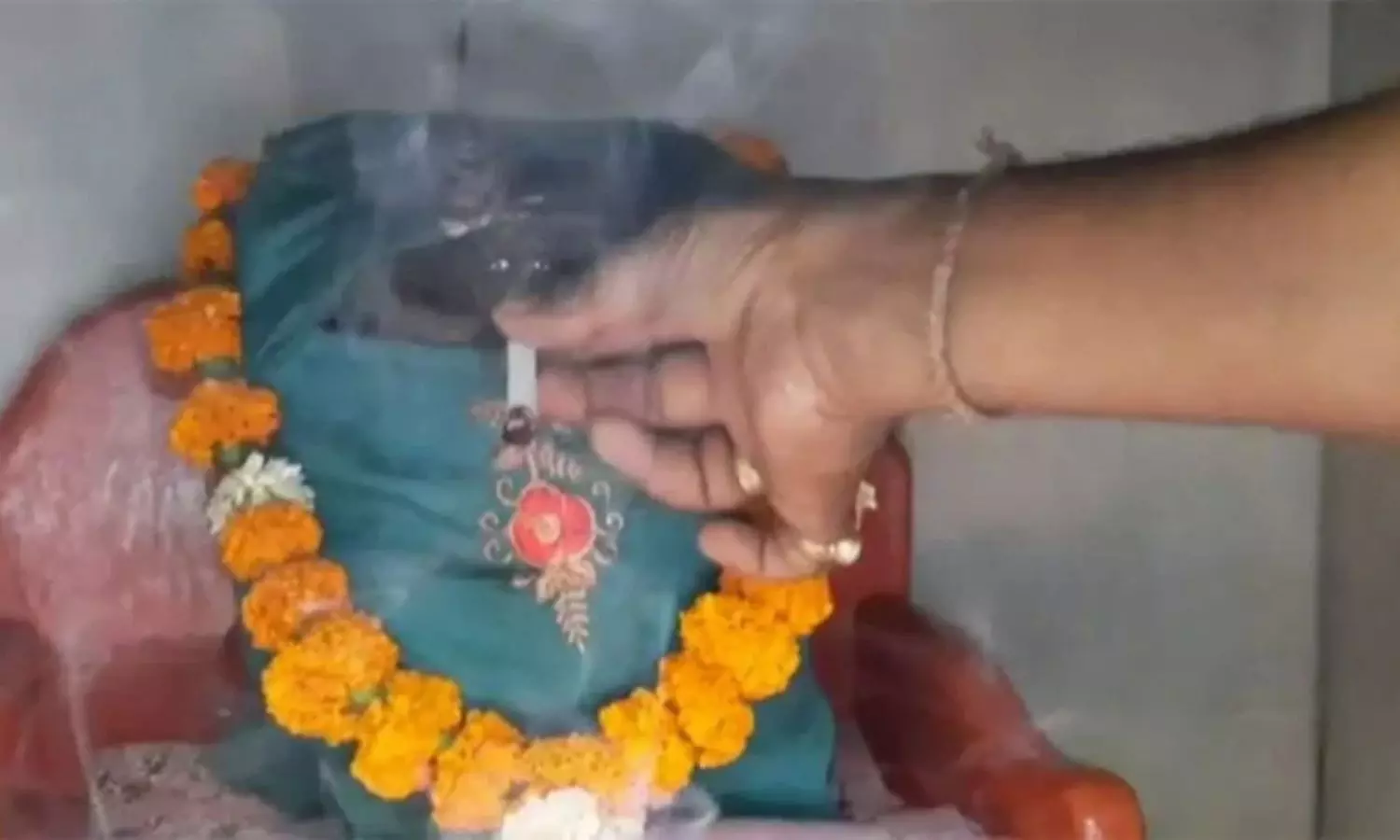 Bhut Mama Temple: విచిత్రాలయం.. ఇక్కడ స్వామికి సిగరెట్తోనే ధూపం.. 100 ఏళ్ల చరిత్ర వెనుక ఆసక్తికర కథ! Bhut Mama Temple: విచిత్రాలయం.. ఇక్కడ స్వామికి సిగరెట్తోనే ధూపం.. 100 ఏళ్ల చరిత్ర వెనుక ఆసక్తికర కథ!
