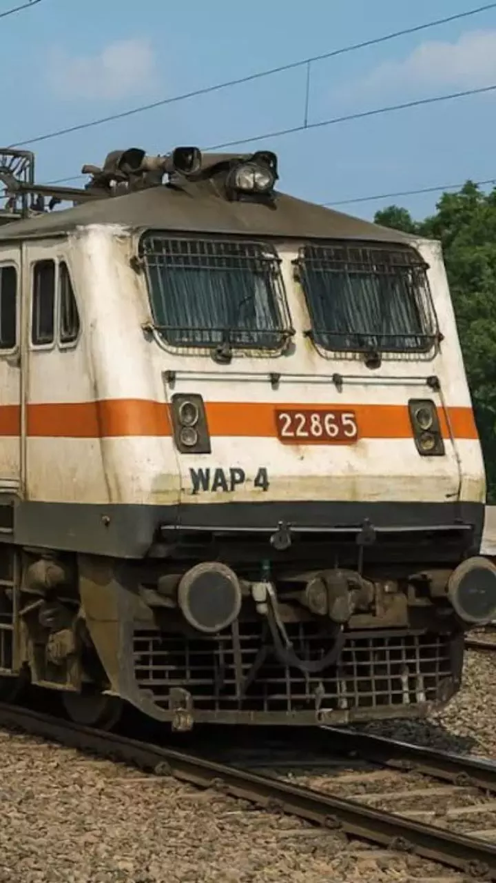 Indian Railways: రైళ్లలో అలా చేస్తే.. ఇక జైలు శిక్ష తప్పదు!