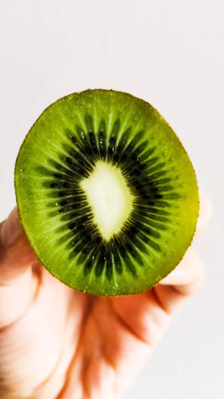 Kiwi Fruit: చూడటానికి చిన్నదే కానీ పోషకాల గని.. కివీ పండు తినడం వల్ల కలిగే ప్రయోజనాలు ఇవే Kiwi Fruit: చూడటానికి చిన్నదే కానీ పోషకాల గని.. కివీ పండు తినడం వల్ల కలిగే ప్రయోజనాలు ఇవే