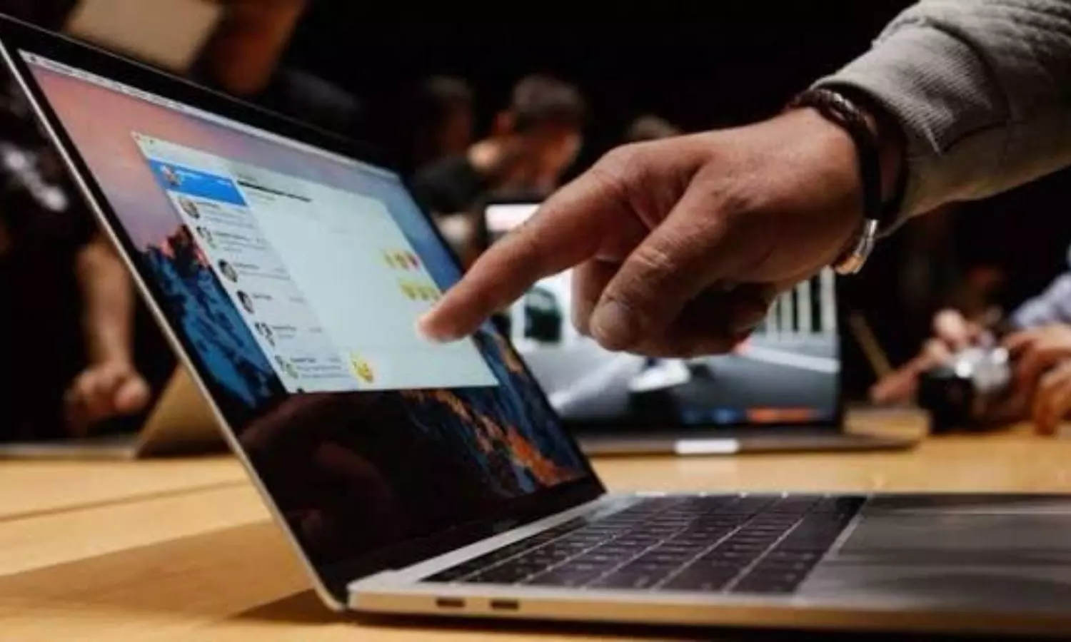 Apple Apple