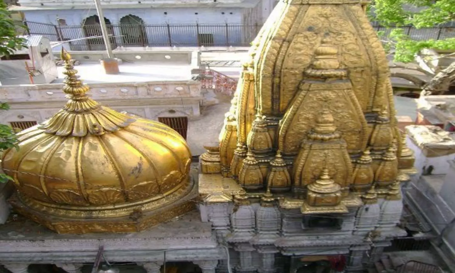 Kashi Vishwanath: కాశీ వెళ్లినపుడు ఎంతగా భక్తితో ఉండాలంటే...ఆ బంగారు పల్లెమే చెబుతోంది Kashi Vishwanath: కాశీ వెళ్లినపుడు ఎంతగా భక్తితో ఉండాలంటే...ఆ బంగారు పల్లెమే చెబుతోంది